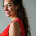 Porträt von Maria, 47, vor und nach ihrer Hormonbalance-Transformation, strahlend und selbstbewusst