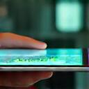 Experten-Panel diskutiert Marktanalyse auf einem Tablet