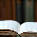 Wissenschaftler recherchiert Inhaltsstoffe in einer Bibliothek