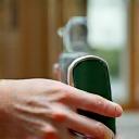 Person testet ein Wellness-Produkt im Alltag